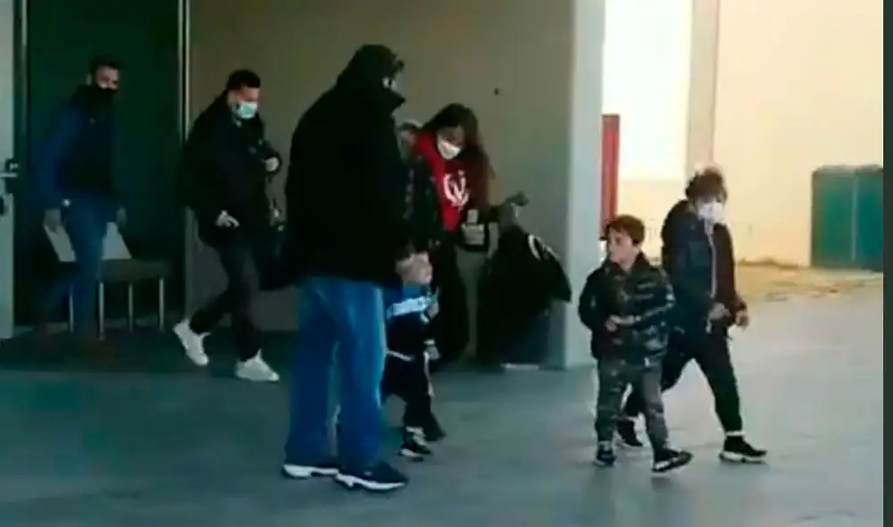Lionel Messi saliendo del aeropuerto en la ciudad de Barcelona. Captura: Esports Cope Lionel Messi saliendo del aeropuerto en la ciudad de Barcelona. Captura: Esports Cope