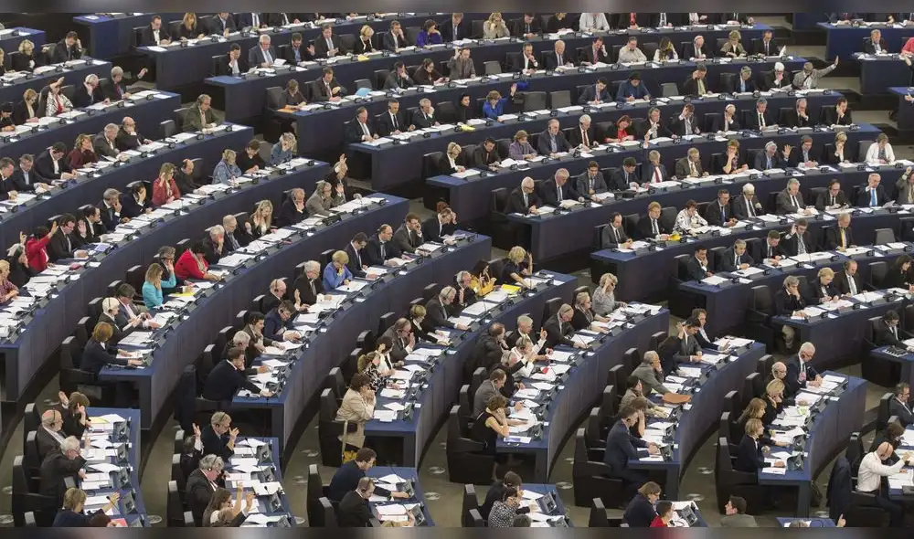 STR017 ESTRASBOURGO (FRANCIA) 12/04/2016.- Vista general de la cámara durante una sesión plenaria del Parlamento Europeo, en Estrasburgo (Francia) hoy, 12 de abril de 2016. El Parlamento Europeo aprobó hoy un informe que aboga por revisar el sistema actual de demandas de asilo para evitar que las dificultades se concentren en unos pocos países y apuesta, en su lugar, por una gestión centralizada de las demandas. EFE/Patrick Seeger