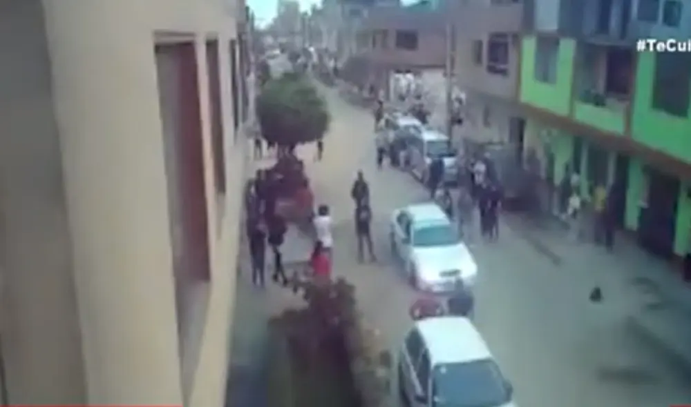 Familiares y amigos llevaron al herido en un auto particular hasta el hospital ante la demora de la ambulancia. (Foto: Captura de video / 24 Horas)