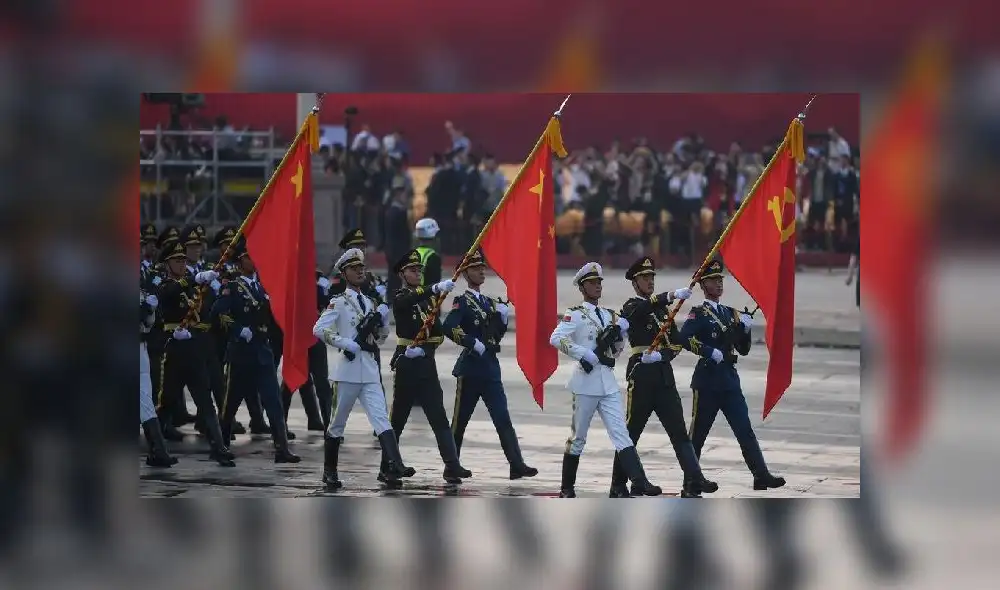 People wear masks as they walk to work in Beijing on June 28, 2020. - Beijing has partially lifted weeks-long lockdown imposed in the Chinese capital to head off a feared second wave of coronavirus infections after three million samples were taken in two weeks, officials said. Dozens of residential compounds across the city were shut down, with authorities rolling out a mass testing campaign to root out any remaining cases. (Photo by GREG BAKER / AFP) People wear masks as they walk to work in Beijing on June 28, 2020. - Beijing has partially lifted weeks-long lockdown imposed in the Chinese capital to head off a feared second wave of coronavirus infections after three million samples were taken in two weeks, officials said. Dozens of residential compounds across the city were shut down, with authorities rolling out a mass testing campaign to root out any remaining cases. (Photo by GREG BAKER / AFP)