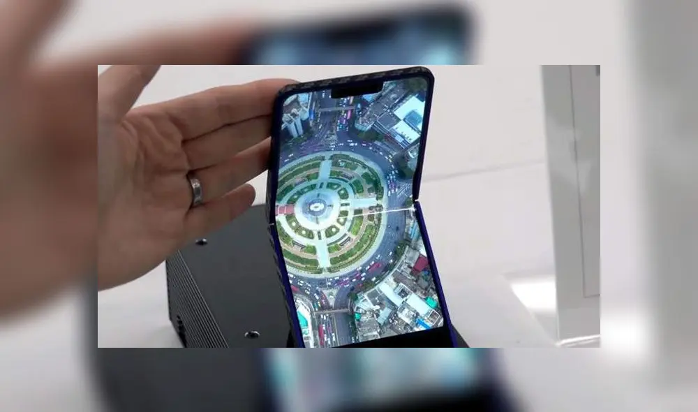 Este móvil se doblaría sobre su eje horizontal.