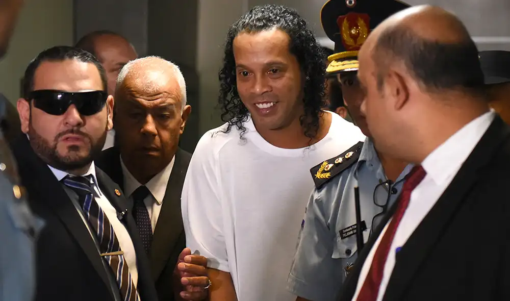 Ronaldinho sale de la cárcel en Paraguay, pero seguirá su proceso en un hotel de Asunción. | Foto: AFP Ronaldinho sale de la cárcel en Paraguay, pero seguirá su proceso en un hotel de Asunción. | Foto: AFP