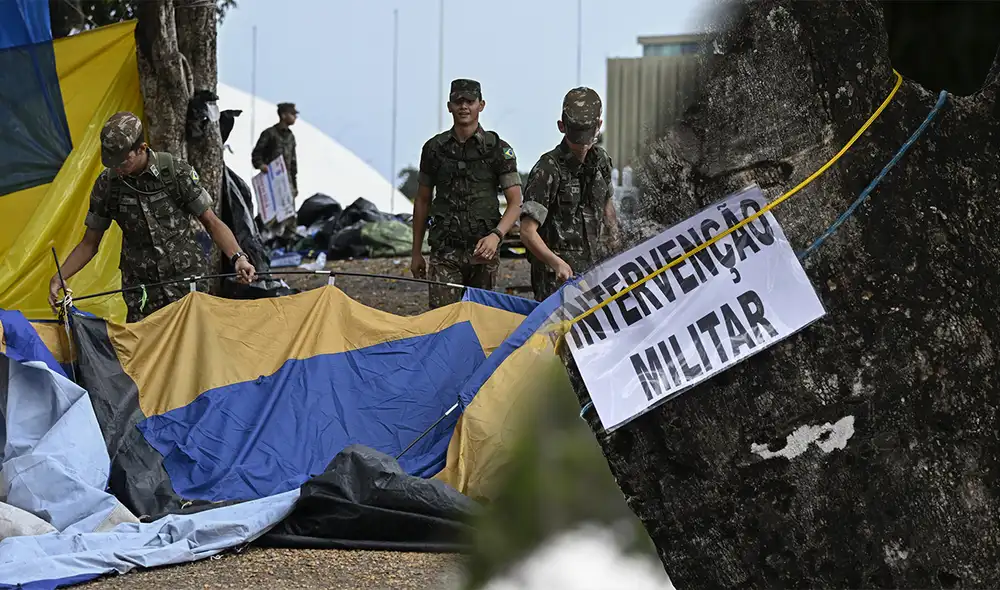 Cerca de 1200 personas han sido detenidas por esta orden. Foto: composición LR/AFP Cerca de 1200 personas han sido detenidas por esta orden. Foto: composición LR/AFP