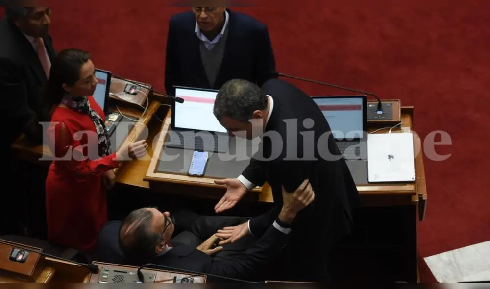 Así fue el accidentado ingreso de Salvador del Solar al Pleno del Congreso
