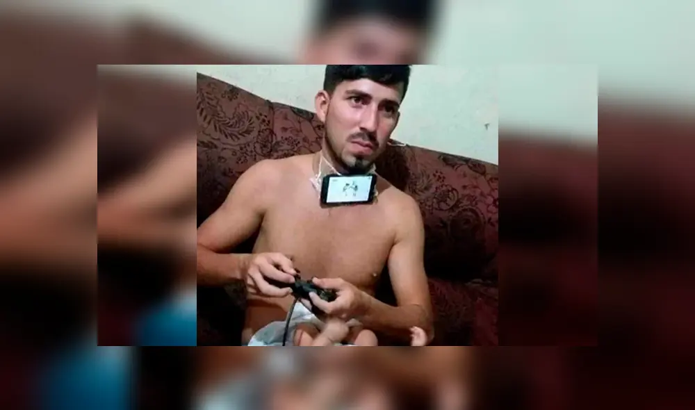 Un joven padre creó una ingeniosa manera de hacer que su hijo se mantenga distraído para divertirse con su videojuego favorito. Un joven padre creó una ingeniosa manera de hacer que su hijo se mantenga distraído para divertirse con su videojuego favorito.