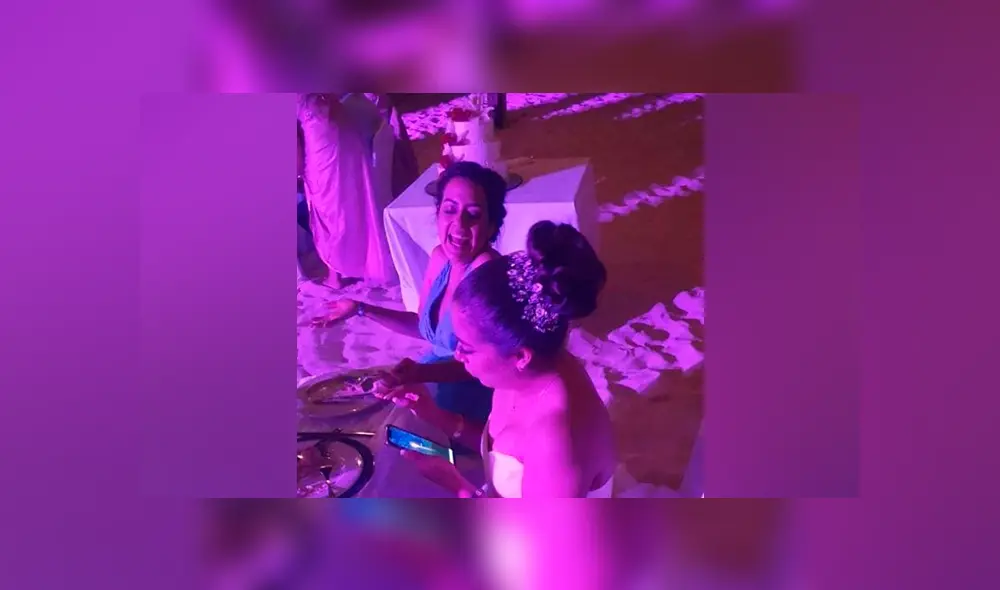 Pareja de esposos son sorprendidos jugando Pokémon GO en su matrimonio Foto: Facebook