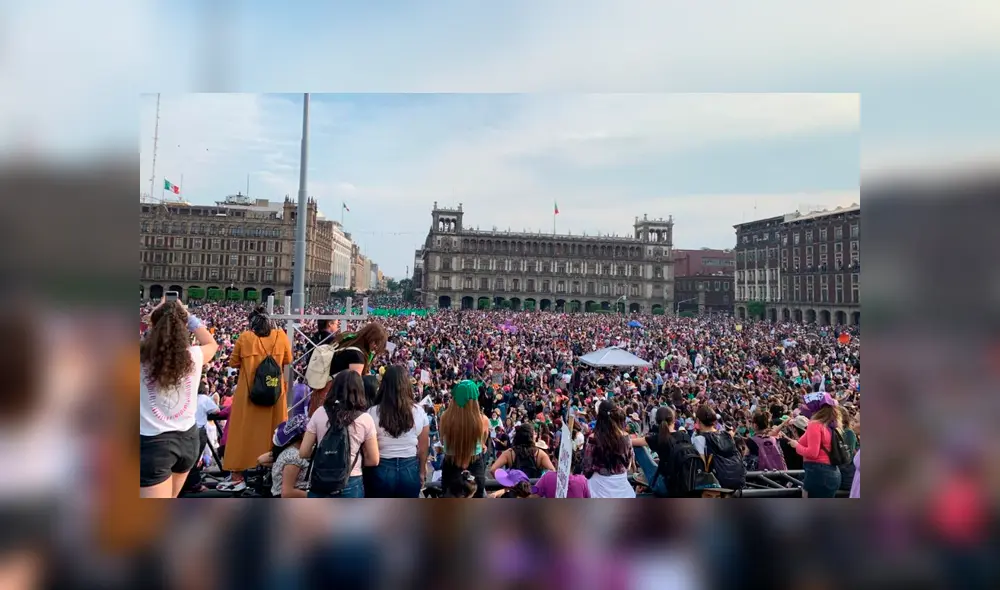 Mujeres, niños y hombres marcharon hasta el Zócalo. (Foto: Twitter)
