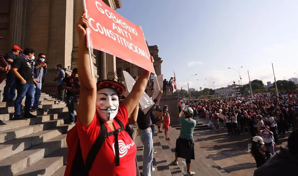 Ciudadanos se congregan en la plaza San Martín con carteles y banderas. Foto: Oswald Charca/La República Ciudadanos se congregan en la plaza San Martín con carteles y banderas. Foto: Oswald Charca/La República