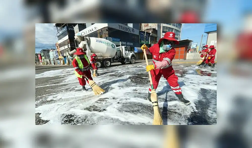 Limpieza de la avenida Mariscal Castilla en Arequipa.