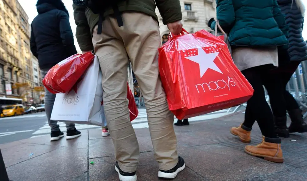 La mujer usó herramientas de hurto para desactivar los dispositivos de seguridad y salía de la tienda colocando la mercancía robada en una gran bolsa. Foto: CNN / Referencial