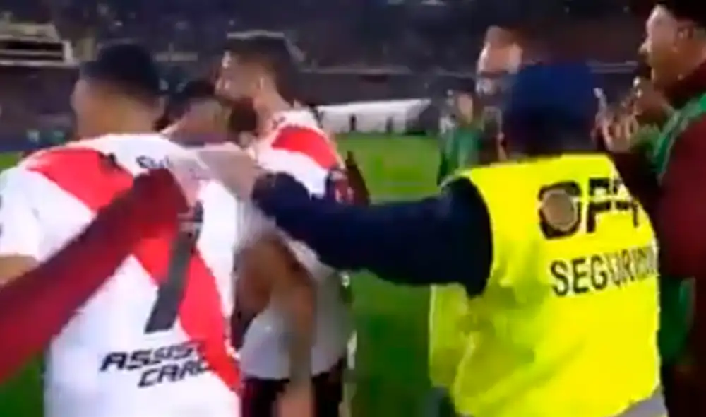 Un miembro de seguridad ingresó al campo de La Bombonera para celebrar la victoria de River Plate. Un miembro de seguridad ingresó al campo de La Bombonera para celebrar la victoria de River Plate.