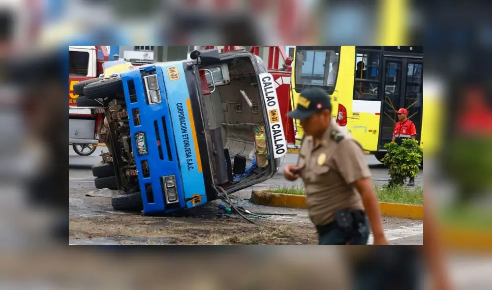 Los pasajeros de la cúster que cubre la ruta Callao-Callao fueron los más afectados, pues el vehículo se volcó. El conductor se dio a la fuga. (Foto: Carlos Contreras / La República) Los pasajeros de la cúster que cubre la ruta Callao-Callao fueron los más afectados, pues el vehículo se volcó. El conductor se dio a la fuga. (Foto: Carlos Contreras / La República)