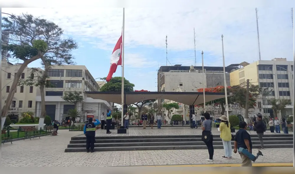 En Chiclayo se hizo la bandera a media asta por el duelo nacional. Foto: Rosa Quincho/ URPI/ LR En Chiclayo se hizo la bandera a media asta por el duelo nacional. Foto: Rosa Quincho/ URPI/ LR