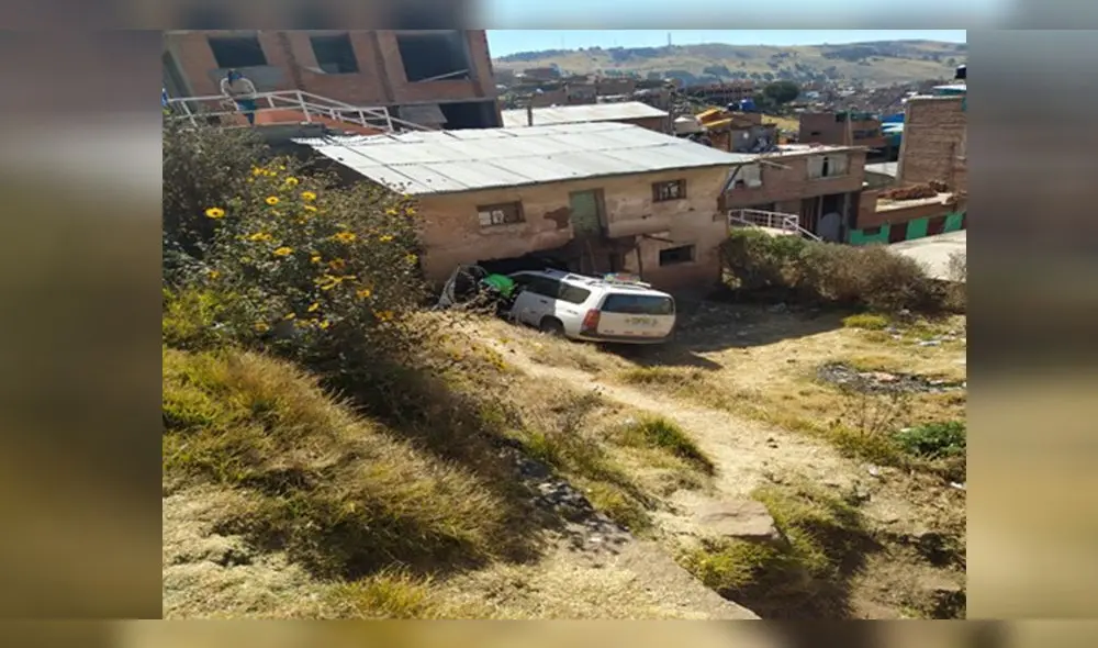 Taxi terminó empotrado en una vivienda de adobe. Ocurrió en la ciudad de Puno.