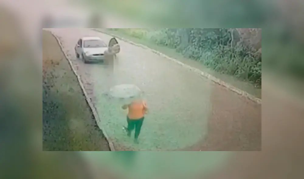 Hombre desnudo persigue e intenta violar a mujer en una carretera desierta [VIDEO]