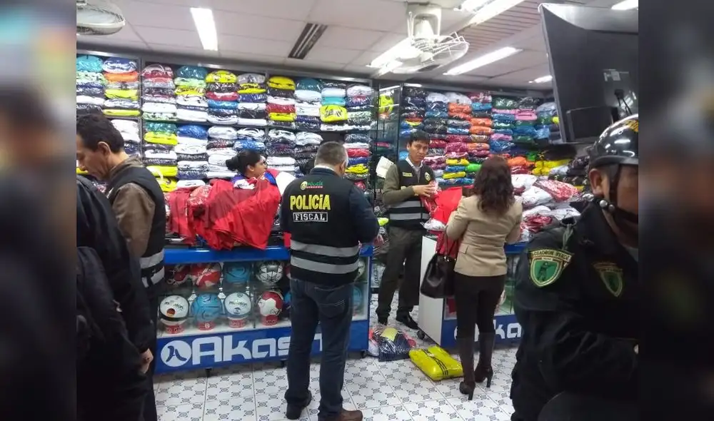 Incautan camisetas y ropa deportiva falsificada por 2 millones de soles
