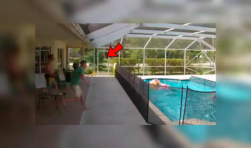 El hombre no lo pensó dos veces y saltó para rescatar a su bebé que se estaba ahogando. Foto: captura El hombre no lo pensó dos veces y saltó para rescatar a su bebé que se estaba ahogando. Foto: captura