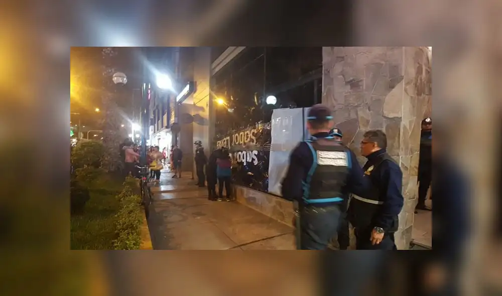 Una mujer llegó al lugar y se mostró afectada por lo sucedido. Ella fue atendida por los policías. (Foto: La República)