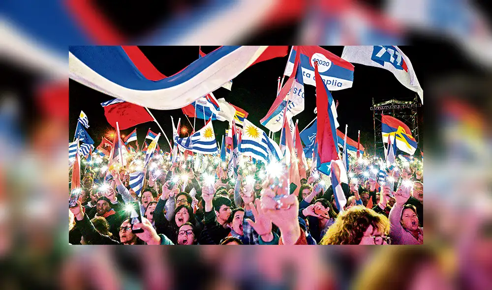 Cierre de campaña. Partidarios del candidato por el partido gobernante Frente Amplio, Daniel Martínez, en campaña en Montevideo. (AFP)