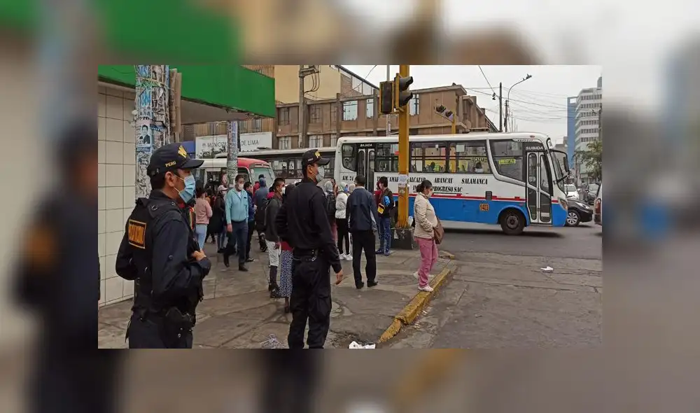 Siguen los fiscalizadores en la zona para evitar el retorno de los comerciantes. Créditos: Karla Kruz (La República) Siguen los fiscalizadores en la zona para evitar el retorno de los comerciantes. Créditos: Karla Kruz (La República)