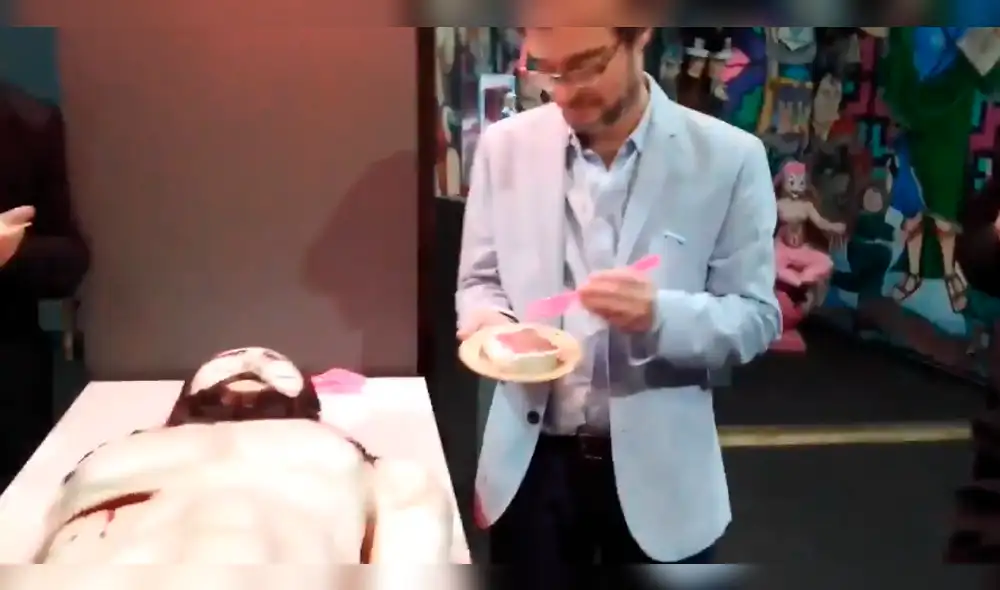 Facebook: Ministro argentino pidió perdón por comerse torta con la forma de Jesús