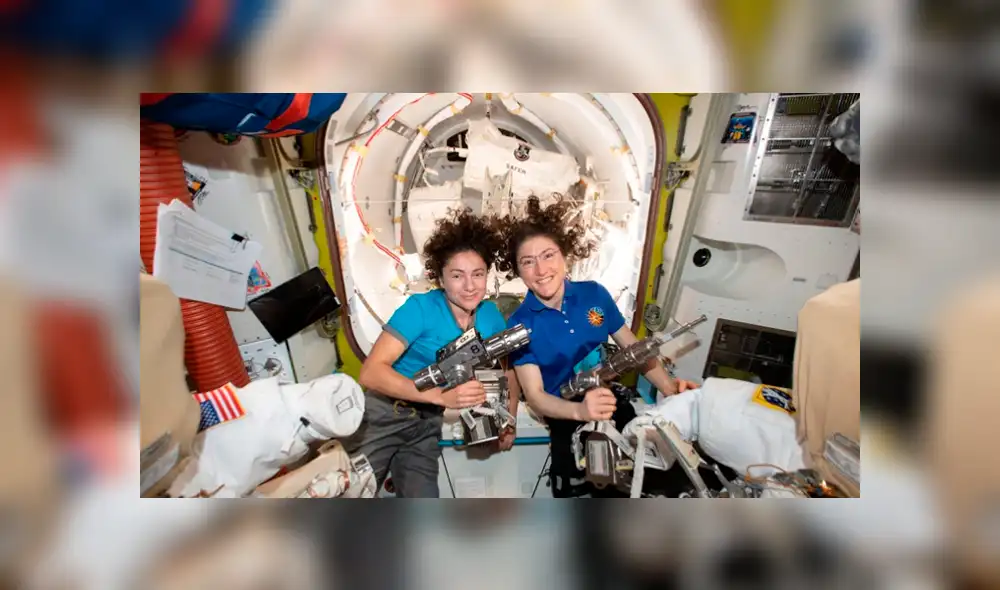 Astronautas Christina Koch, derecha y Jessica Meir posan para una foto en la Estación Espacial Internacional. (NASA, vía AP) Astronautas Christina Koch, derecha y Jessica Meir posan para una foto en la Estación Espacial Internacional. (NASA, vía AP)