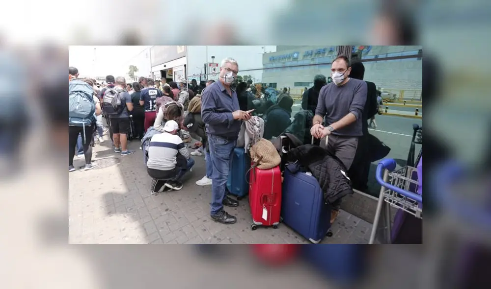 Mientras que algunos pudieron alcanzar boletos para volar antes del cierre de fronteras, otros buscan opciones para alojarse los próximos 15 días. (Foto: Antonio Melgarejo / La República) Mientras que algunos pudieron alcanzar boletos para volar antes del cierre de fronteras, otros buscan opciones para alojarse los próximos 15 días. (Foto: Antonio Melgarejo / La República)
