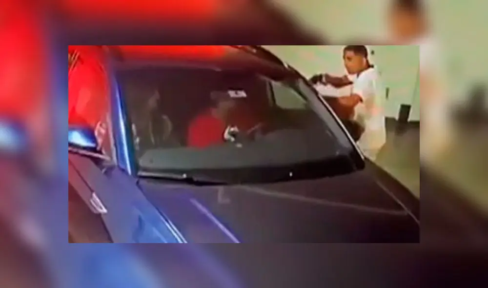 Ladrón ingresó a cochera de familia en Surco para robarle sus pertenencias. Créditos: Captura Panamericana Televisión. Ladrón ingresó a cochera de familia en Surco para robarle sus pertenencias. Créditos: Captura Panamericana Televisión.