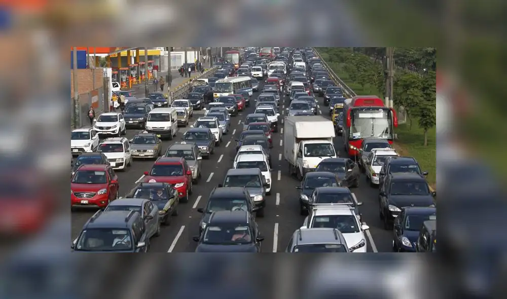 Congestión vehicular en la avenida Javier Prado, a la altura de la Universidad de Lima, entre Surco y La Molina. (Foto: Renato Pajuelo / Grupo La República)