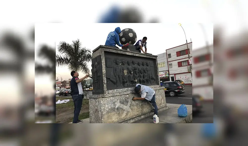 Hinchas de Alianza Lima limpian monumento a futbolistas fallecidos en Fokker [FOTOS]