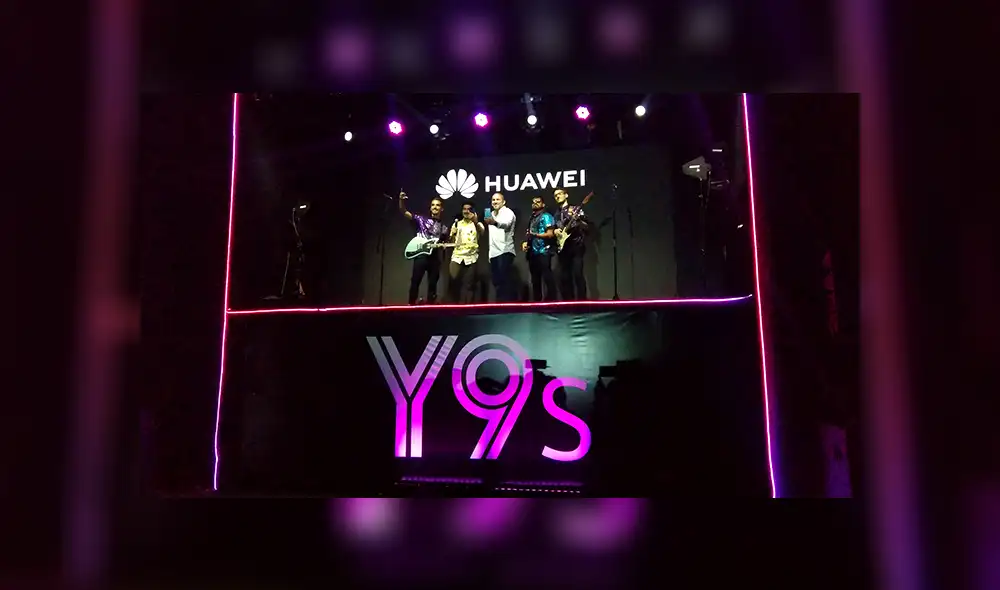 Eid Hirsh, Director de Relaciones Públicas para Huawei Perú, junto a la banda musical Olaya Sound System. | Foto: Carol Larrain