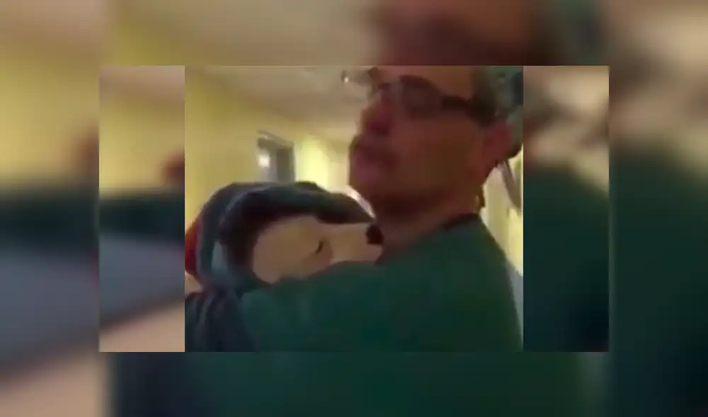 En Facebook, un joven veterinario abrazó a un cachorro con la intención de calmarlo después de su operación. En Facebook, un joven veterinario abrazó a un cachorro con la intención de calmarlo después de su operación.