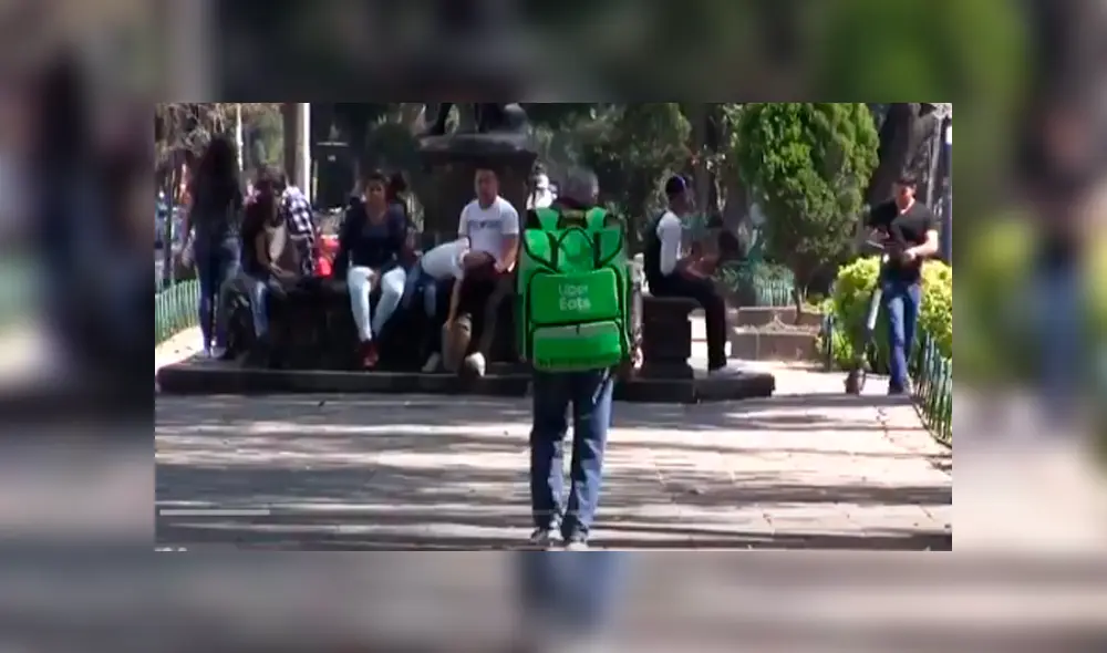 Hombre de 74 años reparte a pie pedidos de comida por delivery [VIDEO]