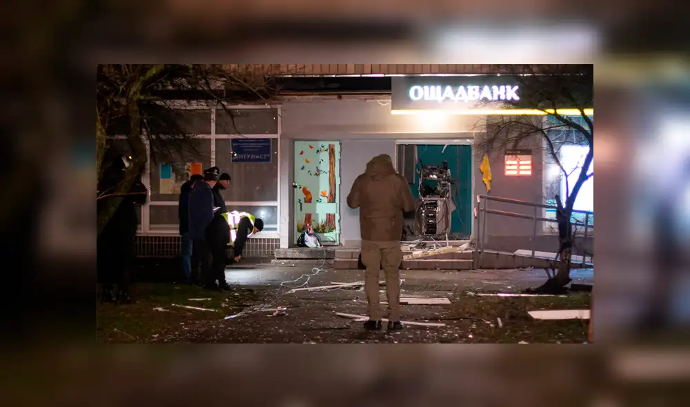 Delincuentes explotan un cajero automático e inundan la calle de cientos de billetes [VIDEO]