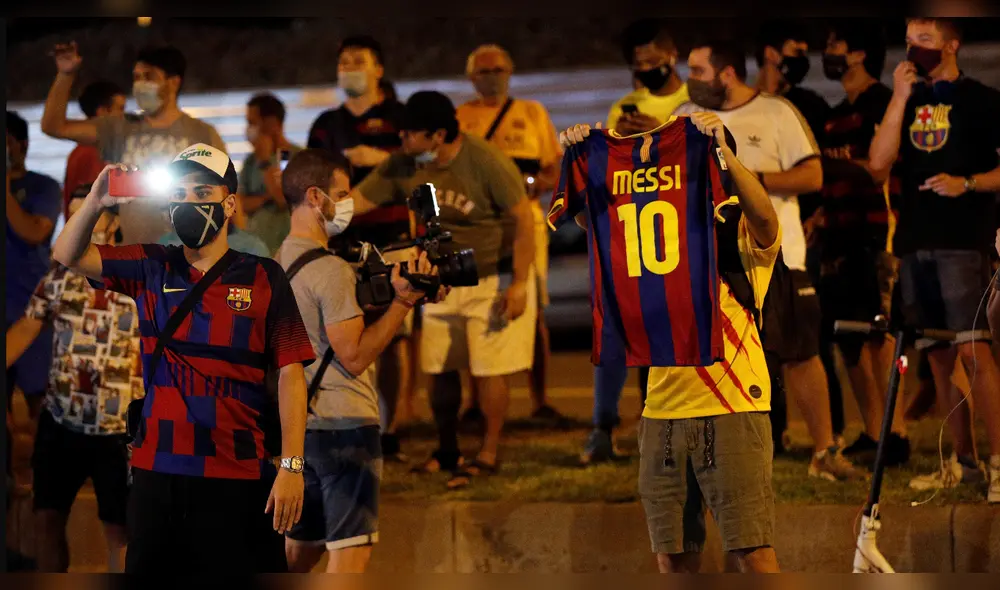 Las protestas se produjeron luego que los medios anunciaran la noticia sobre la posible salida de Messi. Foto: EFE.