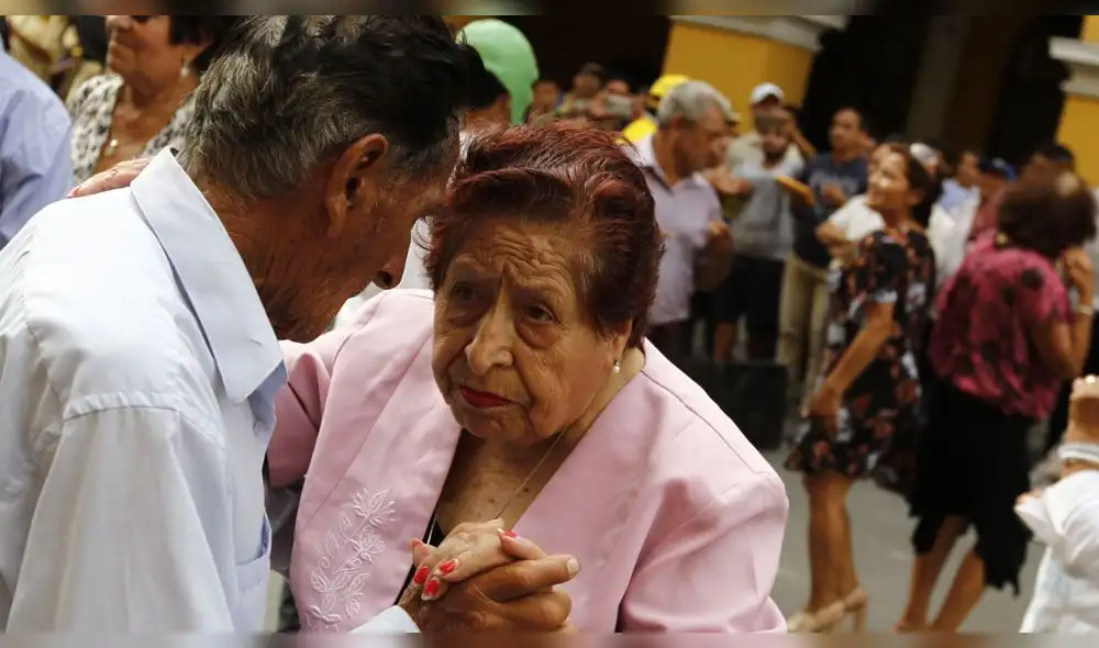 Estudio revela que hombres envejecen más lento que las mujeres por no tener menopausia