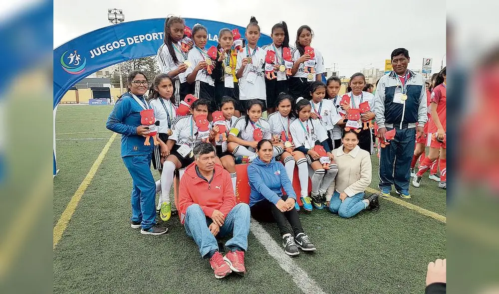 Campeonas. Las niñas de Ticumpinia regresan felices a casa. Cumplieron sus sueños. Campeonas. Las niñas de Ticumpinia regresan felices a casa. Cumplieron sus sueños.