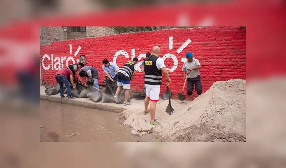 Vecinos tuvieron que colocar sacos para evitar que sus viviendas sean afectadas.. (Créditos: Kensso Merino)