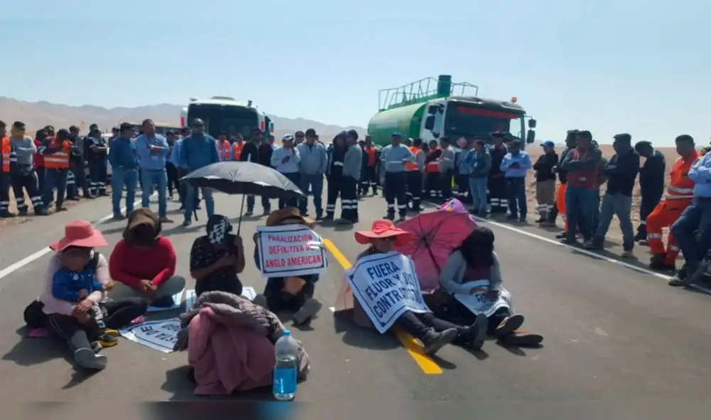 Empresarios bloquean carretera en protesta contra minera Anglo American. Empresarios bloquean carretera en protesta contra minera Anglo American.