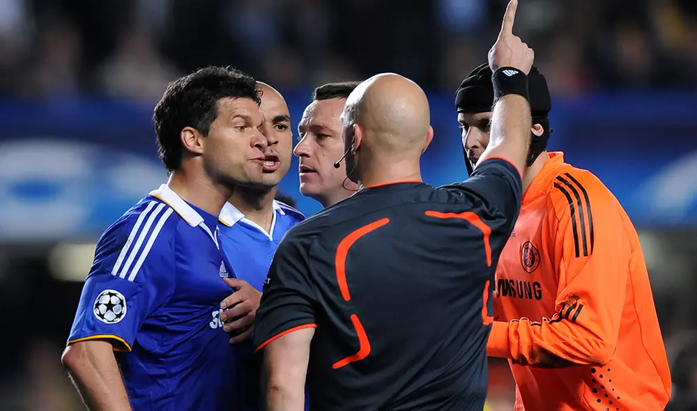 Jugadores del Chelsea encarando al árbitro noruego Tom Henning Ovrebo. | Foto: AFP