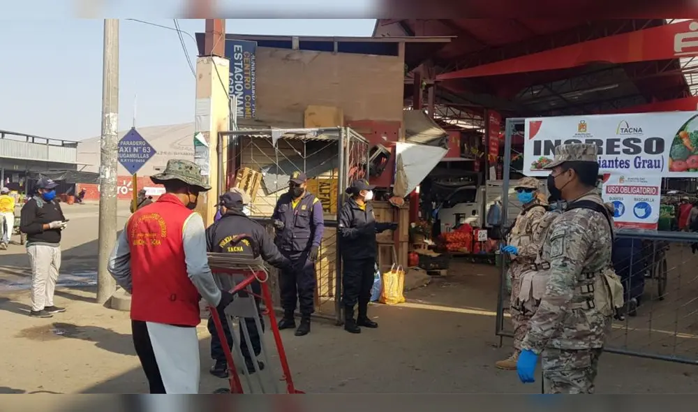 Miembros de las Fuerzas Armadas vigilan el ingreso al mercado Grau. Miembros de las Fuerzas Armadas vigilan el ingreso al mercado Grau.
