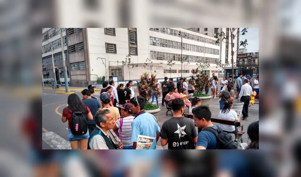 Ciudadanos esperan afuera de Reniec para que les entreguen duplicado de sus DNI. Créditos: La República.s