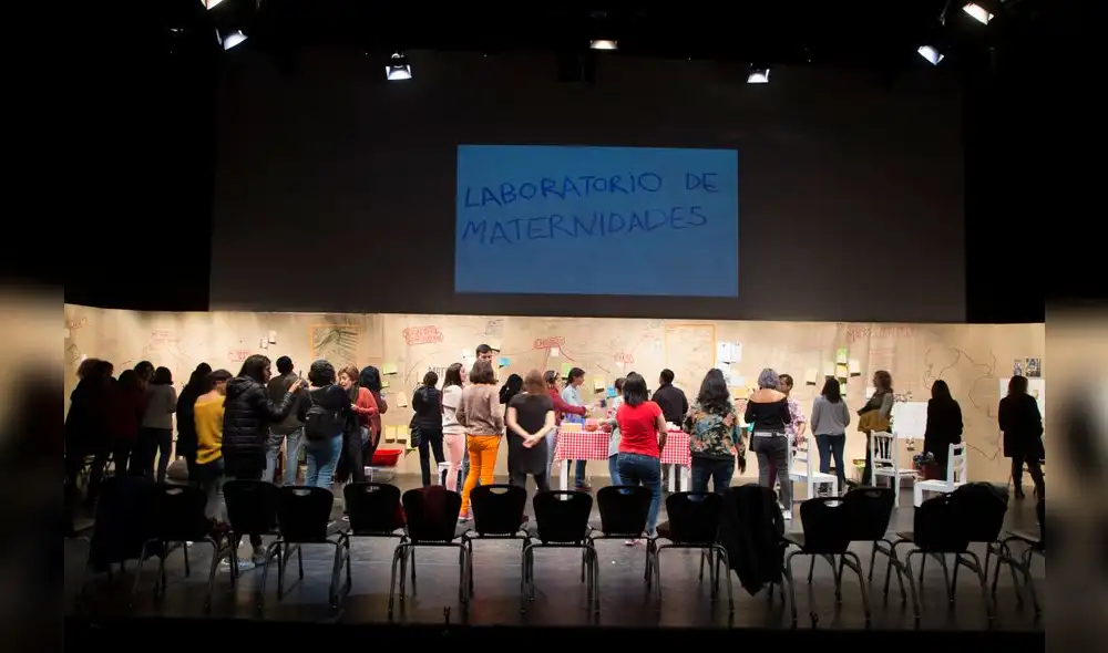 Mujeres atentas a los testimonios de sus pares en Proyecto de Maternidades.