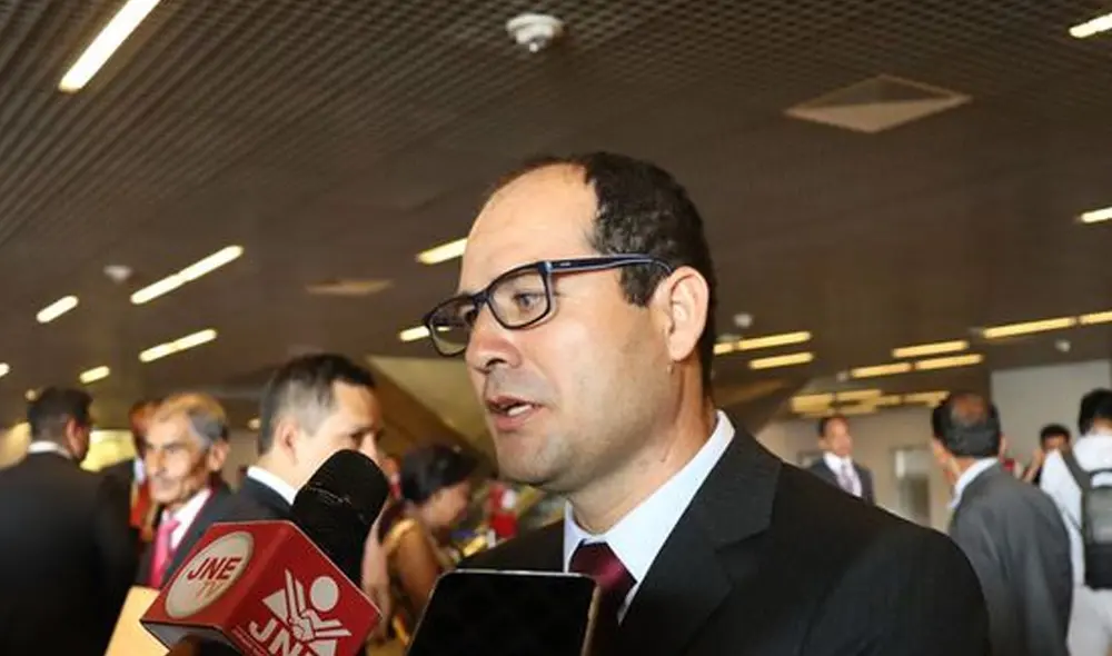 Hans Troyes, de Acción Popular, en contra de la vacancia presidencial. Hans Troyes, de Acción Popular, en contra de la vacancia presidencial.