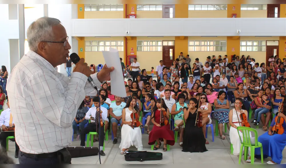 Gobernador en colegio Rosa Flores de Oliva.