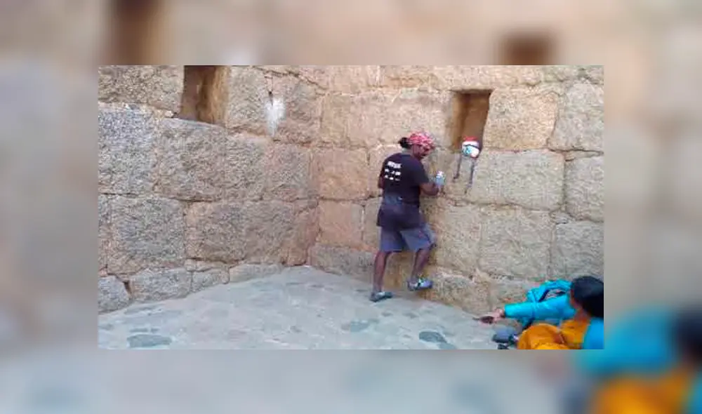 Video es viral en YouTube. Pese a que el muro tenían varios metros de alto, este hombre apodado el ‘Rey Mono’, pudo escalarlo en pocos segundos. Foto: Captura.