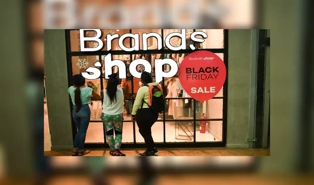 Desde horas de la mañana de este viernes decenas de venezolanos hacen cola para adquirir productos con descuentos. Foto. AFP Desde horas de la mañana de este viernes decenas de venezolanos hacen cola para adquirir productos con descuentos. Foto. AFP