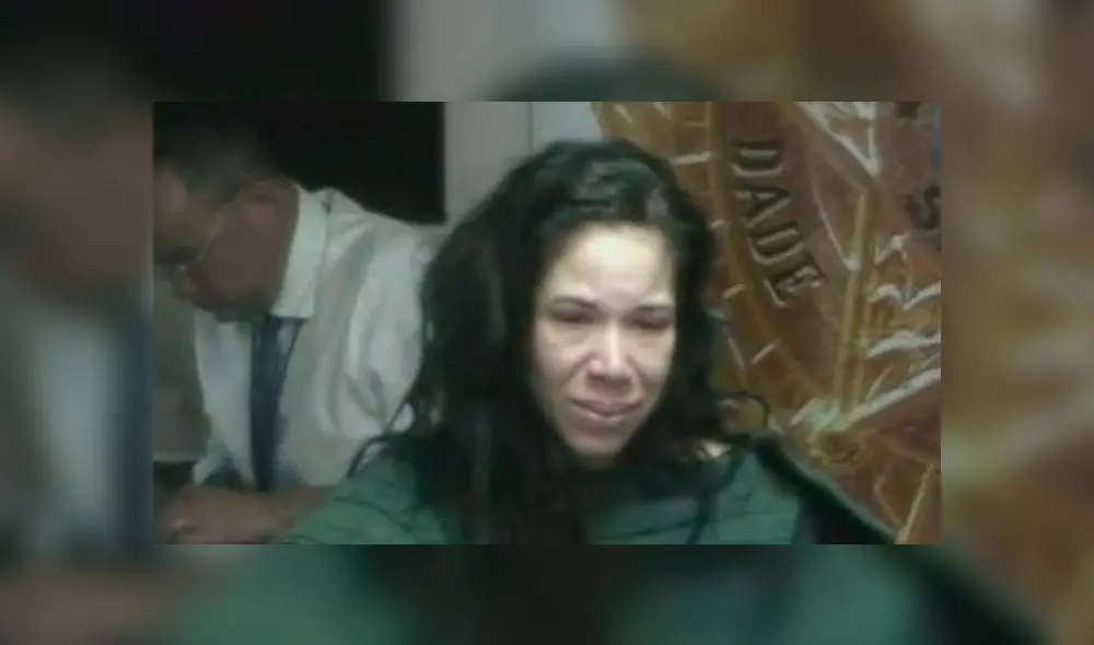 Intenta ahorcar a su bebé de seis meses y sus otros niños la detienen Intenta ahorcar a su bebé de seis meses y sus otros niños la detienen