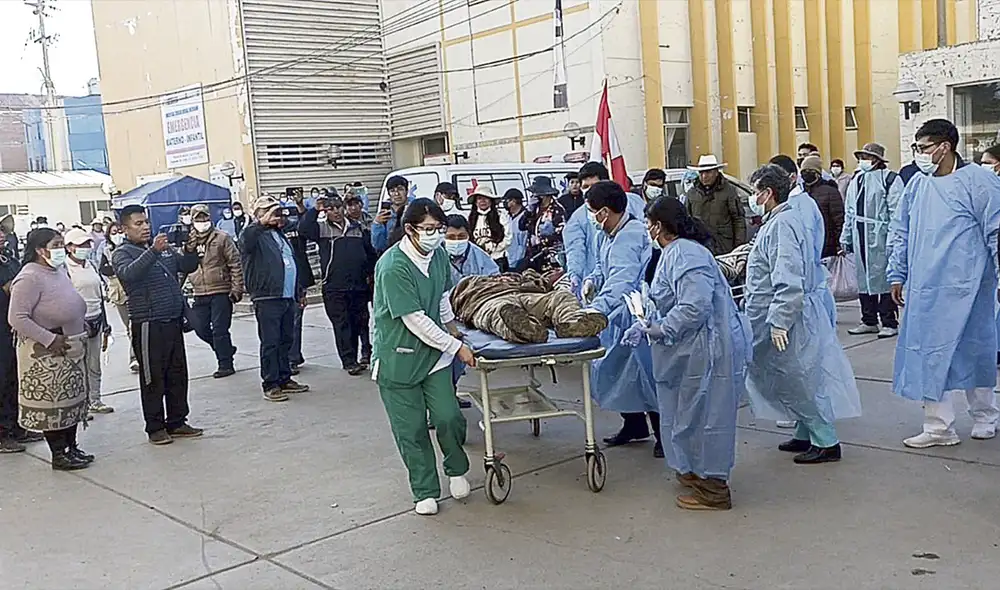 Atención. Heridos llegaron al servicio de emergencia del hospital Carlos Monge 
Medrano. Foto: difusión