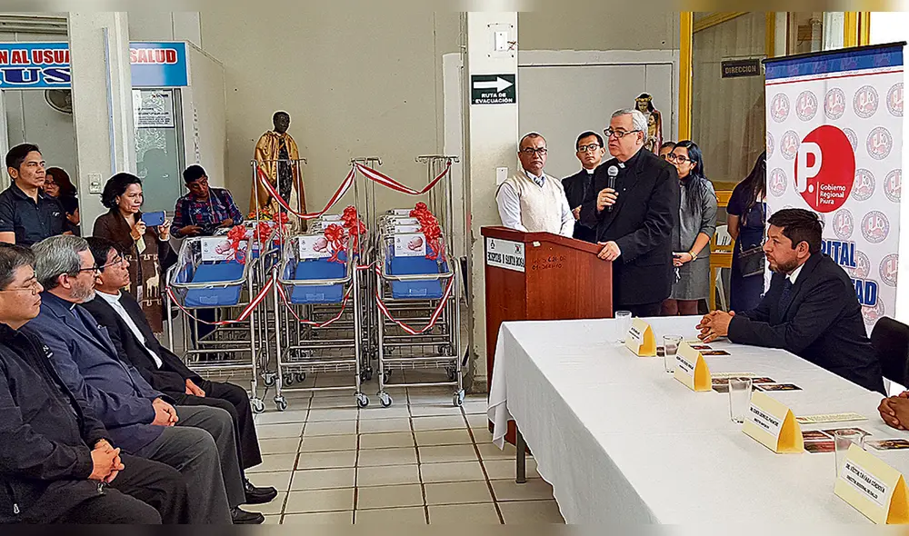 Ceremonia. Monseñor Eguren se encargó de bendecir cunas. Ceremonia. Monseñor Eguren se encargó de bendecir cunas.